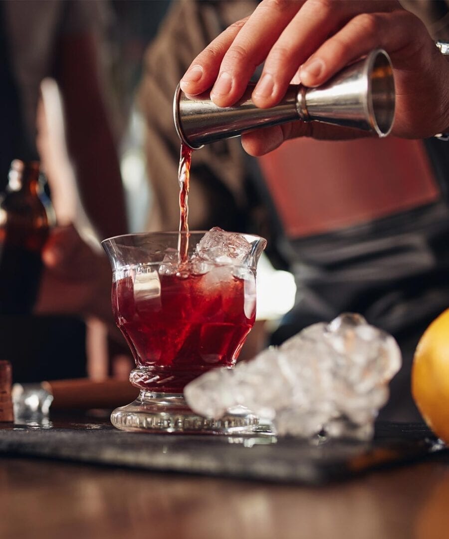 Cubitos de hielo regulares en un cóctel para una fiesta privada